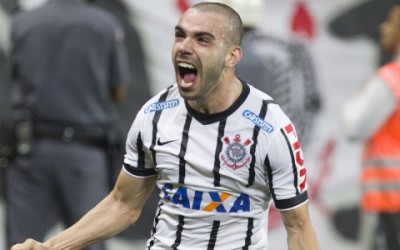 Bruno Henrique reencontra vítima de seu primeiro gol pelo Corinthians