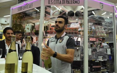 No dia de seu aniversário, Bruno Henrique recebe homenagem do Palermo e atende fãs na Itália