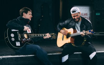 Alisson faz dueto com músico inglês, canta “Allez, Allez, Allez”, e apresenta canções brasileiras ao ilustre torcedor do Liverpool