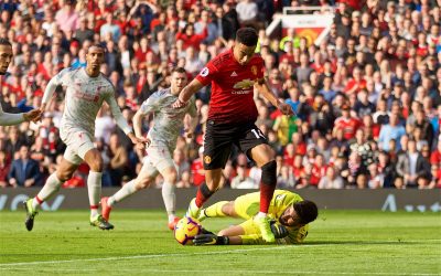 Alisson faz grande intervenção no clássico entre Manchester United e Liverpool, alcança 15º jogo sem sofrer gol na Premier Legue e comemora volta à liderança