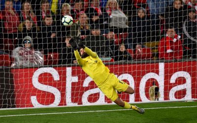 Alisson chega ao 20° jogo sem tomar gol na Premier League e iguala recorde de Pepe Reina