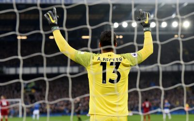 Após ajudar o Liverpool a retomar liderança na Premier League, Alisson pede foco total no decisivo duelo contra o Porto