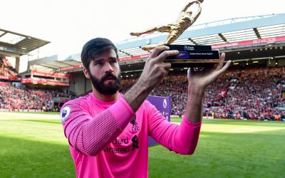 Em seu 50º jogo pelo Liverpool, Alisson se torna o primeiro brasileiro a ganhar a Golden Glove na Premier League e supera recorde de Pepe Reina no clube