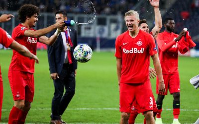 André Ramalho comemora goleada do Red Bull Salzburg na Champions League e leva bola do jogo para casa