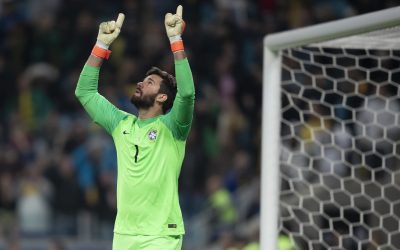 Alisson leiloa camisa da Seleção Brasileira autografada em prol de entidade de Novo Hamburgo que ajuda pessoas com câncer