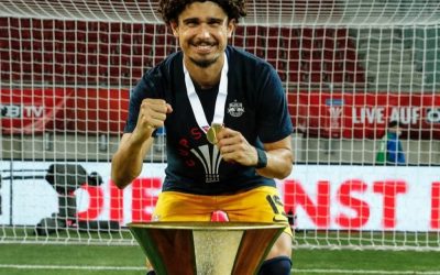 Mais uma taça! Ídolo do Red Bull Salzburg, André Ramalho comemora conquista da Copa da Áustria, seu décimo título oficial pelo clube