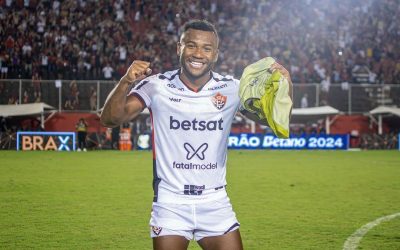 Em boa fase no Vitória, Luan relembra estreia como profissional contra o Corinthians antes de importante duelo pelo Brasileiro
