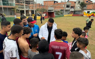 De férias no Brasil, zagueiro Bremer, da Juventus e Seleção Brasileira, encontra crianças de comunidade na Grande São Paulo