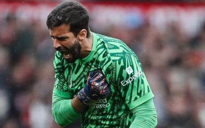 Único goleiro que ainda não sofreu gol na Premier League, Alisson tem melhor início de temporada pelo Liverpool e chega à seleção após outra grande atuação contra o rival Manchester United