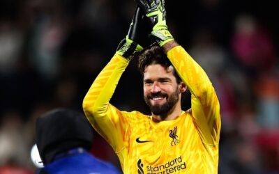 Alisson volta após lesão, se destaca em vitória do líder Liverpool e atinge recorde de jogos sem sofrer gols na Champions